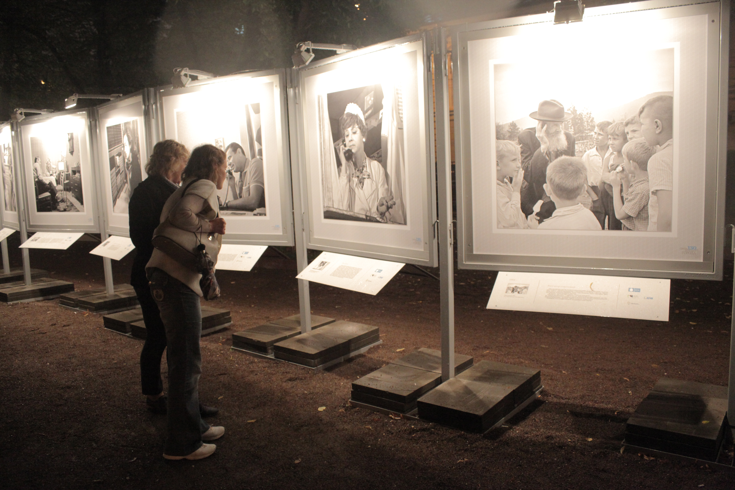 Фото информационных стендов на Гоголевском бульваре, 2012г / Быстрянцева Н.