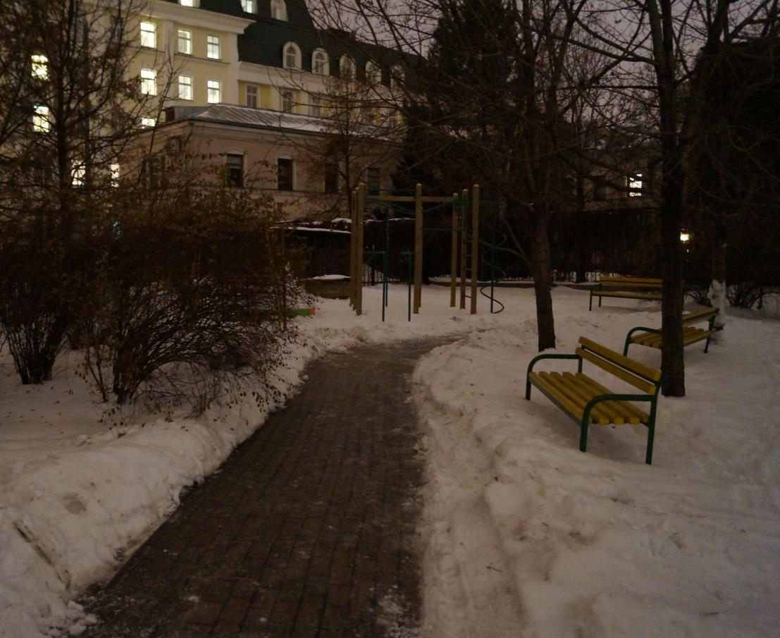Фото ул. Остоженка (неосвещенные дворовые территории)  , 2012 г © Порохня С.